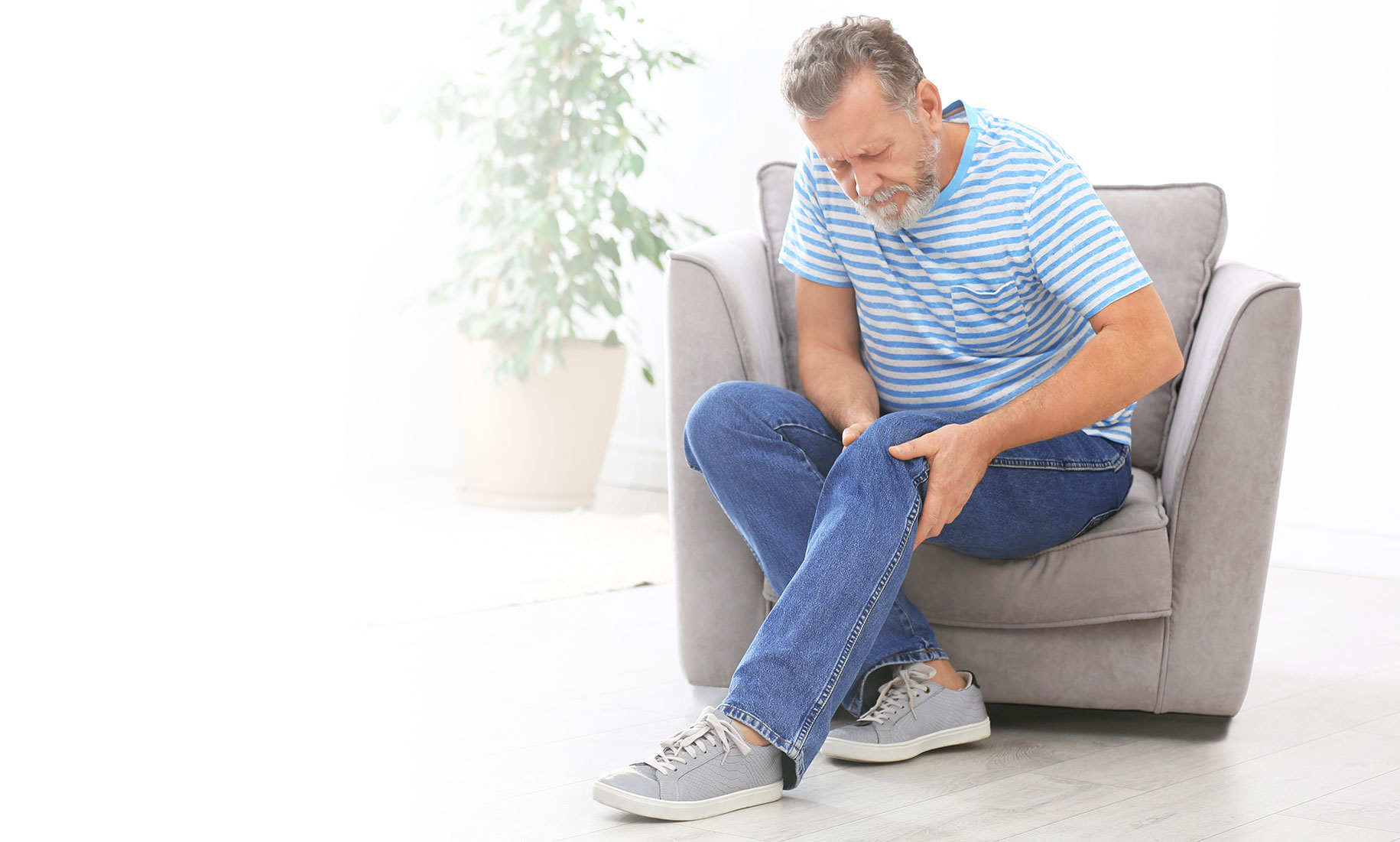 man holding knee